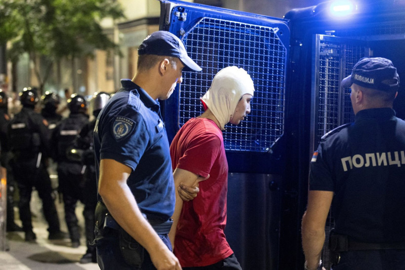 Sırbistan'da meydanlar savaş alanına döndü: Onlarca yaralı ve gözaltı var - Resim: 12