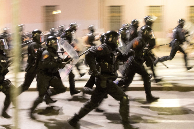 Sırbistan'da meydanlar savaş alanına döndü: Onlarca yaralı ve gözaltı var - Resim: 8