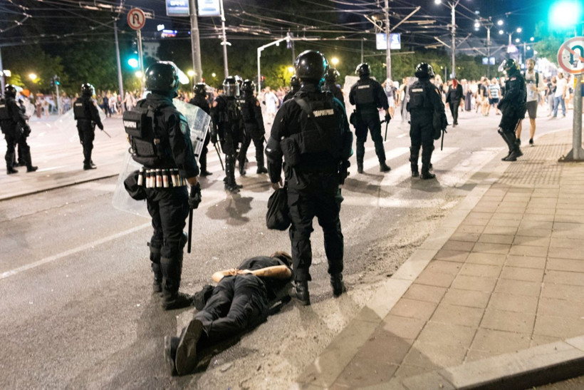Sırbistan'da meydanlar savaş alanına döndü: Onlarca yaralı ve gözaltı var - Resim: 2