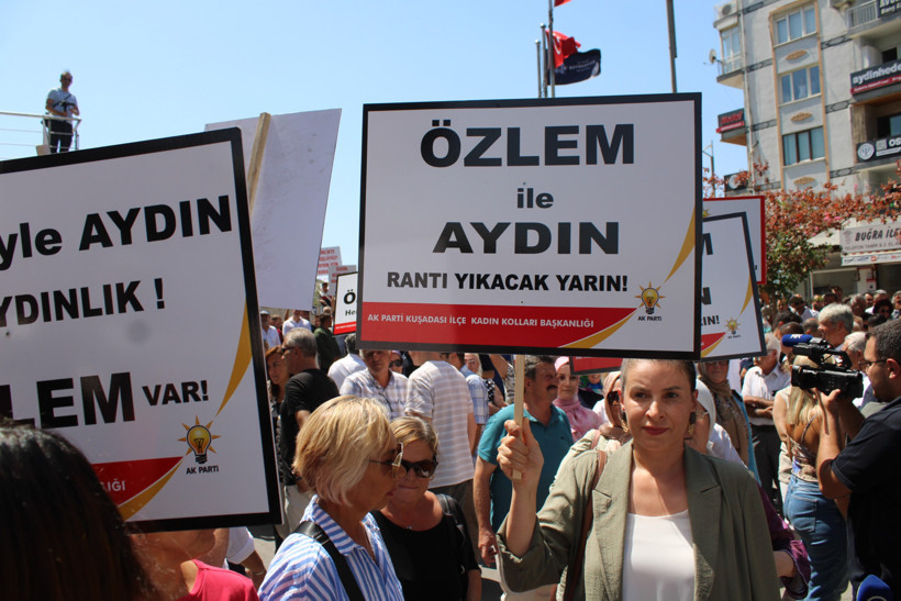 Özlem Çerçioğlu, AKP'lilerle kucaklaştı: Rozetim yok, alnım ak - Resim : 2