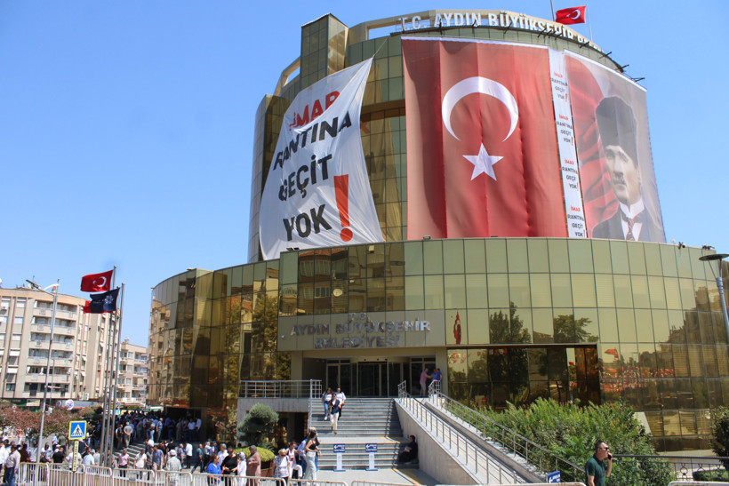 Özlem Çerçioğlu, AKP'lilerle kucaklaştı: Rozetim yok, alnım ak - Resim : 4