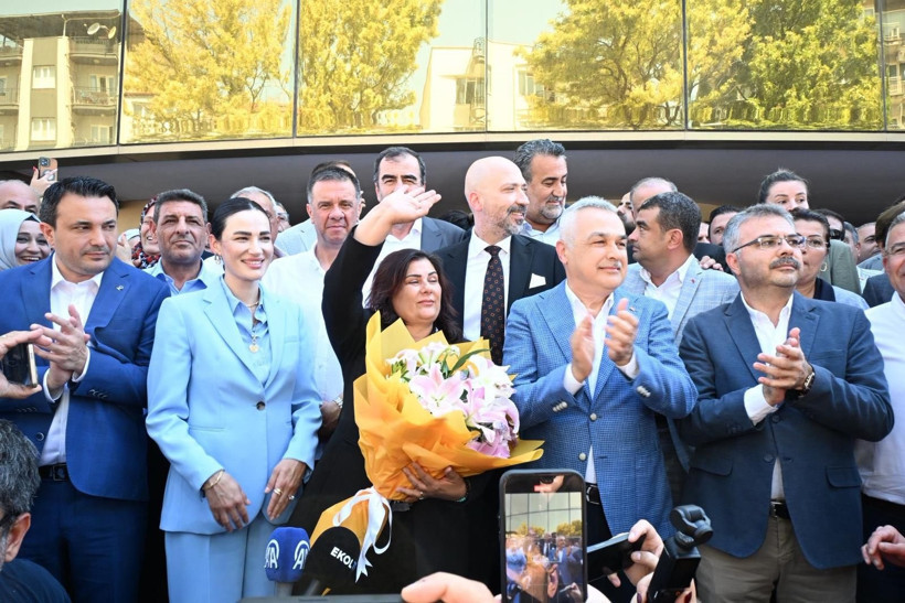 Özlem Çerçioğlu, AKP'lilerle kucaklaştı: Rozetim yok, alnım ak - Resim : 3