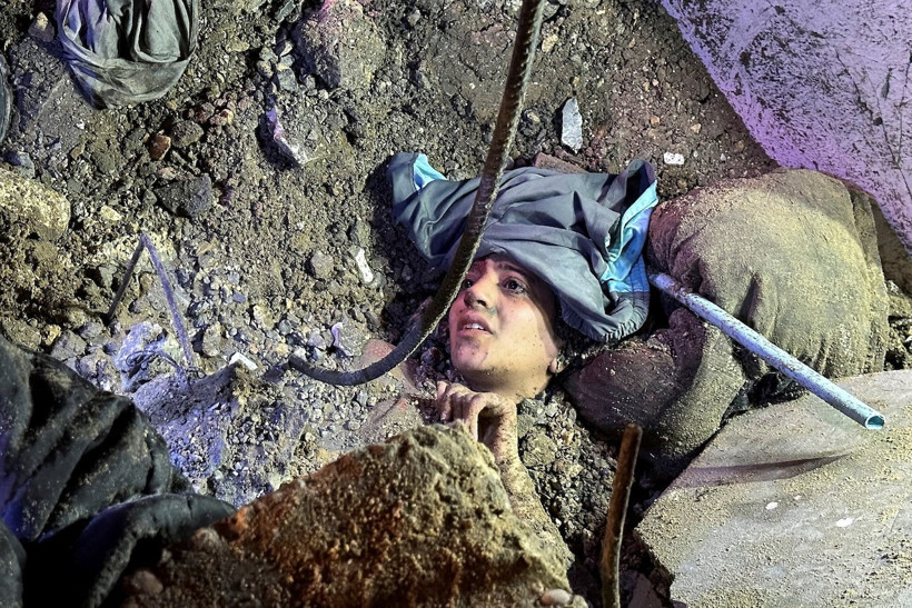 Genç kadın İsrail'in vurduğu binanın altında kaldı - Resim : 1