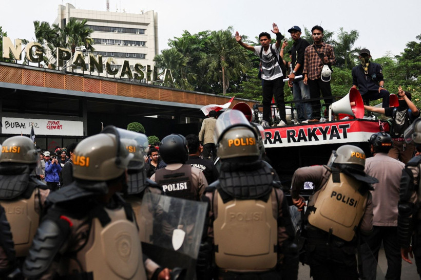 Vekile kıyak isyanı: Endonezya'da Meclis'in önü alev alev - Resim: 7