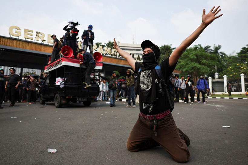 Vekile kıyak isyanı: Endonezya'da Meclis'in önü alev alev - Resim: 8