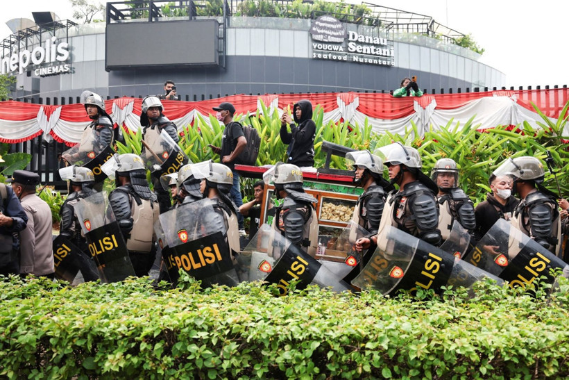 Vekile kıyak isyanı: Endonezya'da Meclis'in önü alev alev - Resim: 6