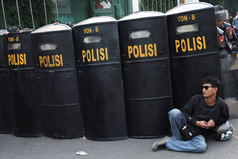 Vekile kıyak isyanı: Endonezya'da Meclis'in önü alev alev - Resim: 5