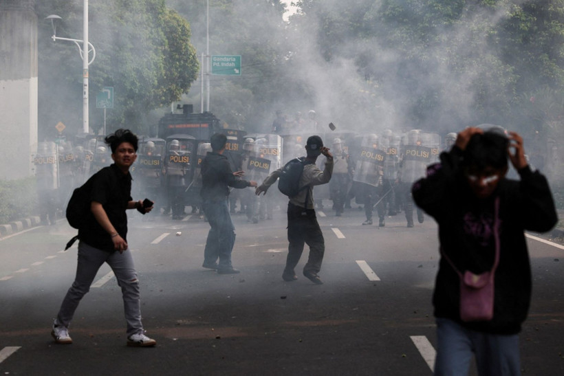 Vekile kıyak isyanı: Endonezya'da Meclis'in önü alev alev - Resim: 9