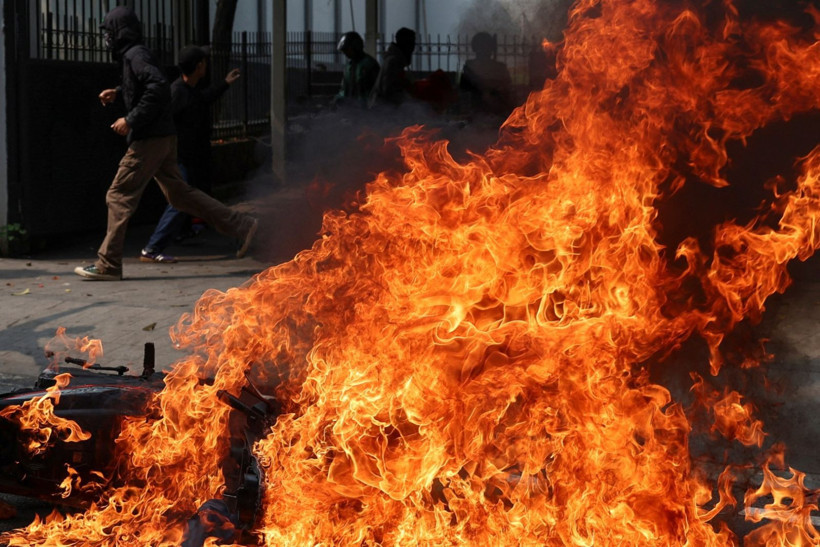 Vekile kıyak isyanı: Endonezya'da Meclis'in önü alev alev - Resim: 4