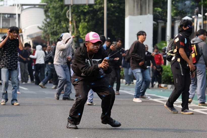 Vekile kıyak isyanı: Endonezya'da Meclis'in önü alev alev - Resim: 2