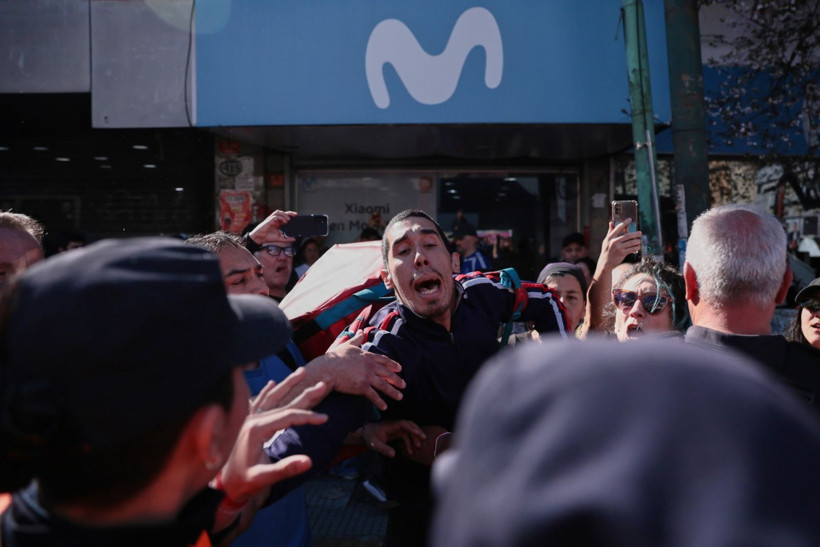 Arjantinli lider Javier Milei'ye taşlı saldırı - Resim: 8