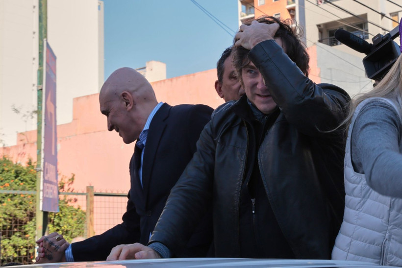 Arjantinli lider Javier Milei'ye taşlı saldırı - Resim: 3