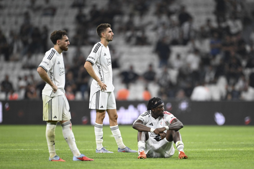 Beşiktaş taraftarı futbolcuları yuhaladı: 'Bizi aleme rezil ettiniz!' - Resim : 2