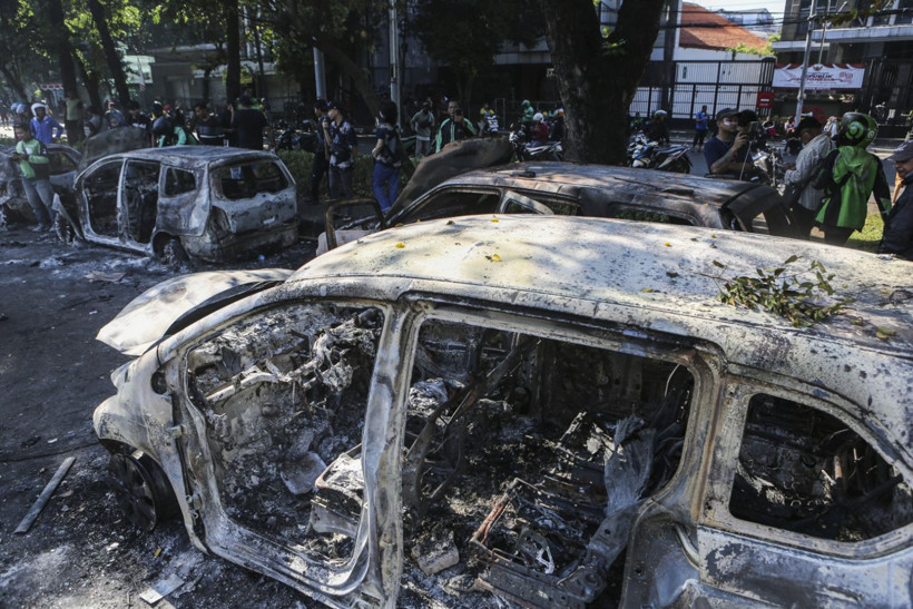 Bir moto kurye ölümü, 600 gözaltı: Jakarta savaş alanına döndü - Resim: 6
