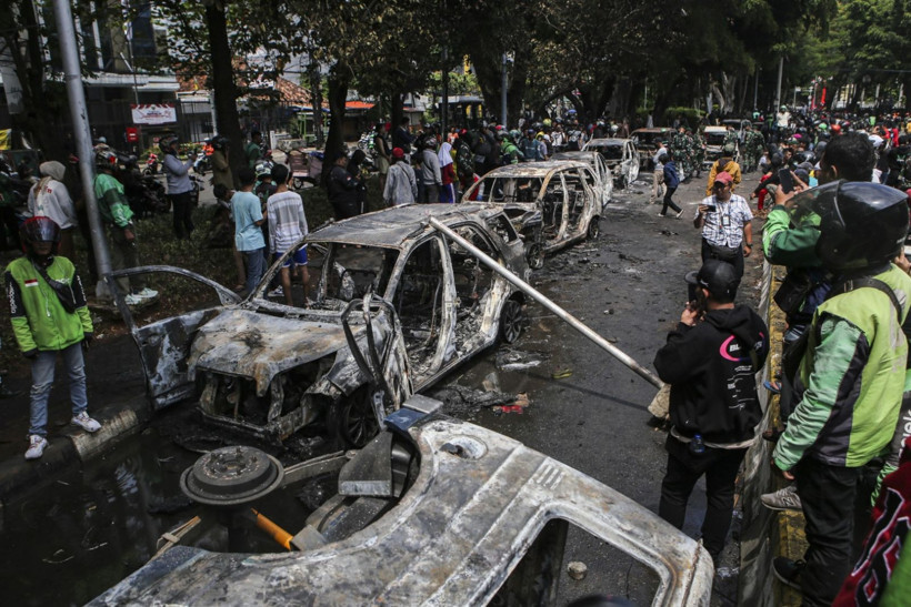 Bir moto kurye ölümü, 600 gözaltı: Jakarta savaş alanına döndü - Resim: 20