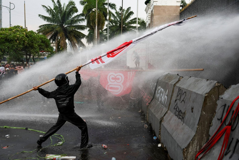 Bir moto kurye ölümü, 600 gözaltı: Jakarta savaş alanına döndü - Resim: 5