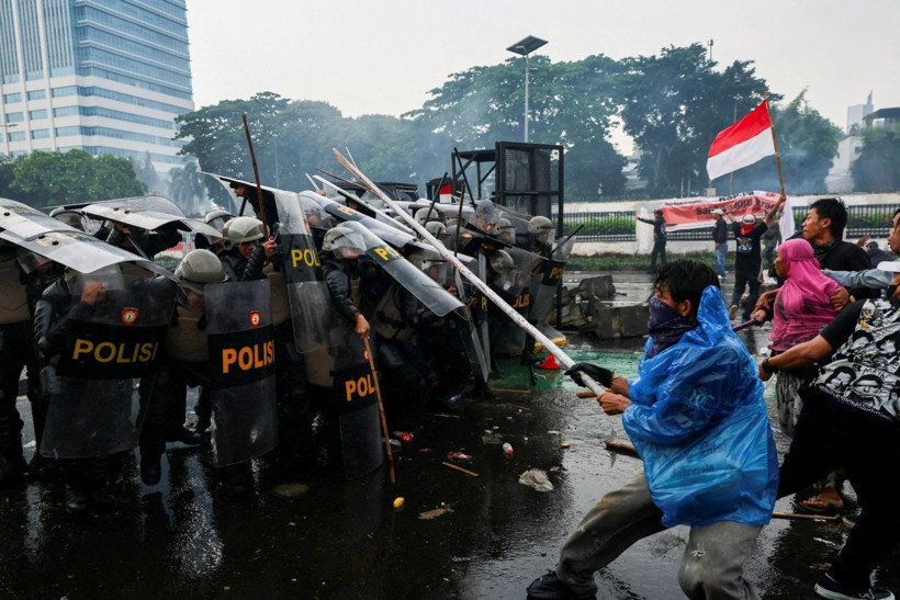 Bir moto kurye ölümü, 600 gözaltı: Jakarta savaş alanına döndü - Resim: 8