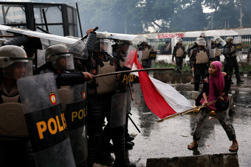Bir moto kurye ölümü, 600 gözaltı: Jakarta savaş alanına döndü - Resim: 9