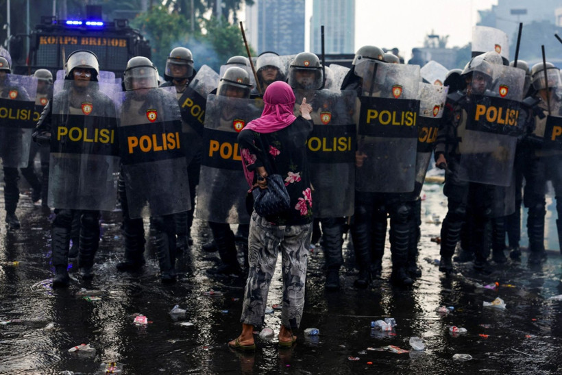 Bir moto kurye ölümü, 600 gözaltı: Jakarta savaş alanına döndü - Resim: 2