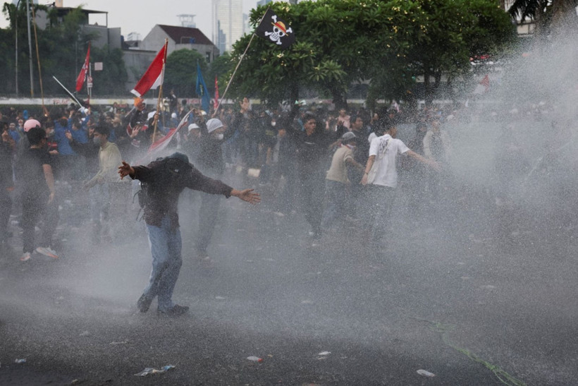 Bir moto kurye ölümü, 600 gözaltı: Jakarta savaş alanına döndü - Resim: 3