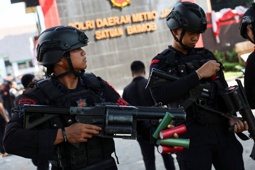 Bir moto kurye ölümü, 600 gözaltı: Jakarta savaş alanına döndü - Resim: 13