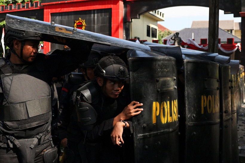 Bir moto kurye ölümü, 600 gözaltı: Jakarta savaş alanına döndü - Resim: 14