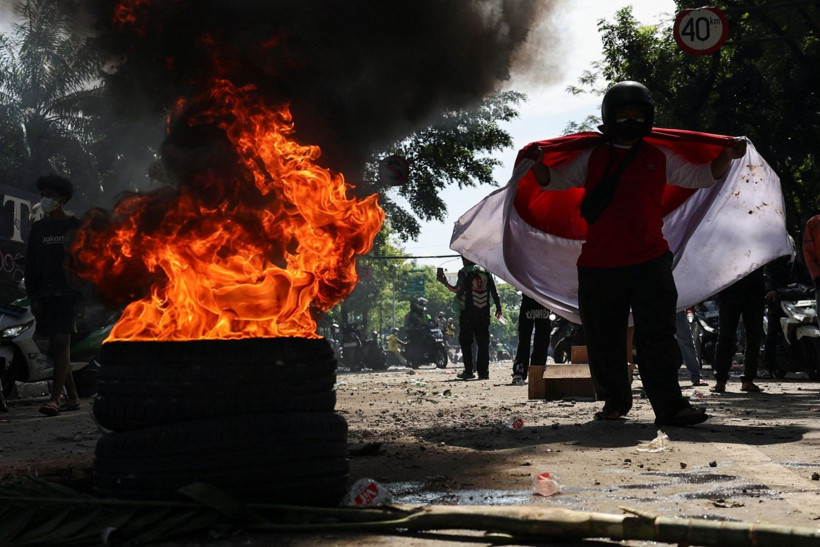 Bir moto kurye ölümü, 600 gözaltı: Jakarta savaş alanına döndü - Resim: 15
