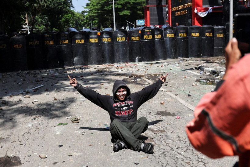 Bir moto kurye ölümü, 600 gözaltı: Jakarta savaş alanına döndü - Resim: 11