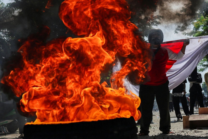 Bir moto kurye ölümü, 600 gözaltı: Jakarta savaş alanına döndü - Resim: 18