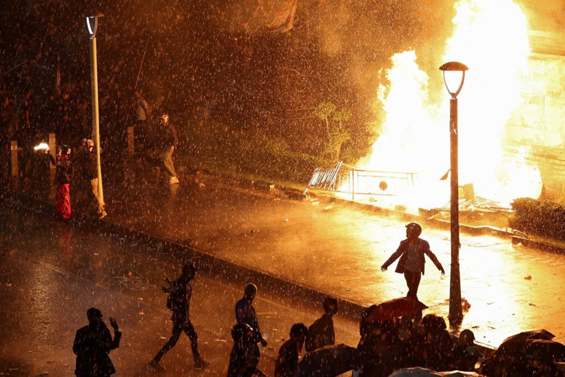 'Milletvekillerine maaş zammı' isyanı büyüyor... Belediye binası ateşe verildi - Resim: 4