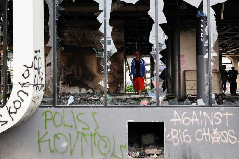 'Milletvekillerine maaş zammı' isyanı büyüyor... Belediye binası ateşe verildi - Resim: 5