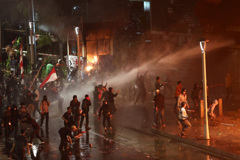 'Milletvekillerine maaş zammı' isyanı büyüyor... Belediye binası ateşe verildi - Resim: 7