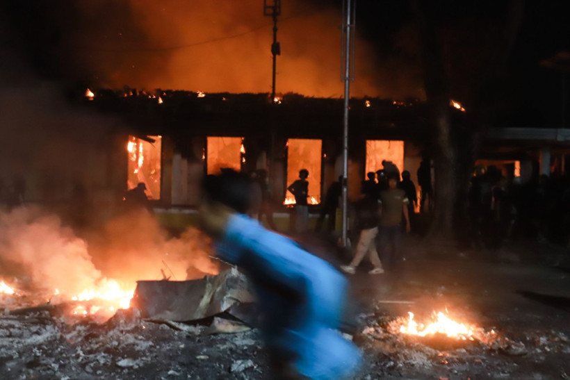 Vekile kıyak ateşi: Ülke alev alev - Resim: 2