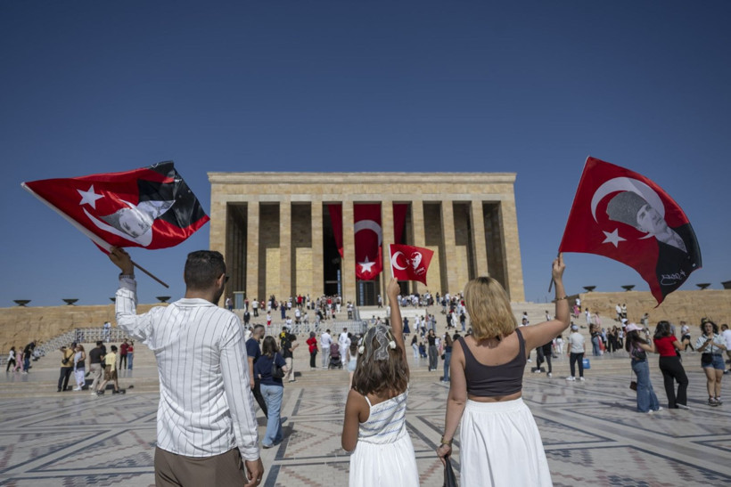 Millet Ata'sına koştu - Resim: 3