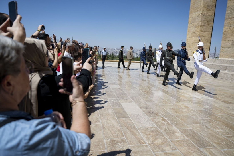 Millet Ata'sına koştu - Resim: 7