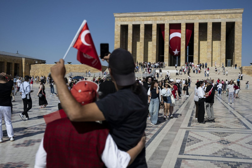 Millet Ata'sına koştu - Resim: 9