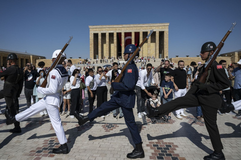 Millet Ata'sına koştu - Resim: 12