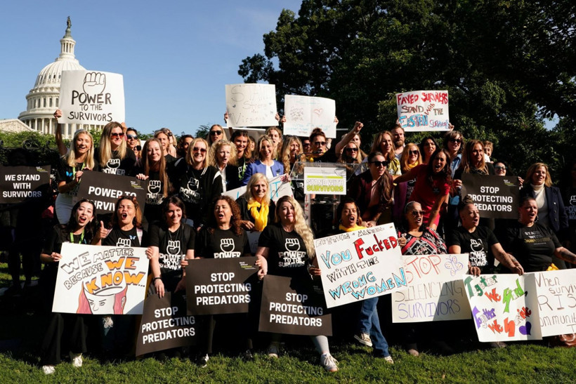 Epstein mağduru kadınların toplantısında 'savaş uçağı' şovu - Resim: 4