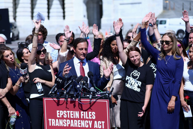 Epstein mağduru kadınların toplantısında 'savaş uçağı' şovu - Resim: 5