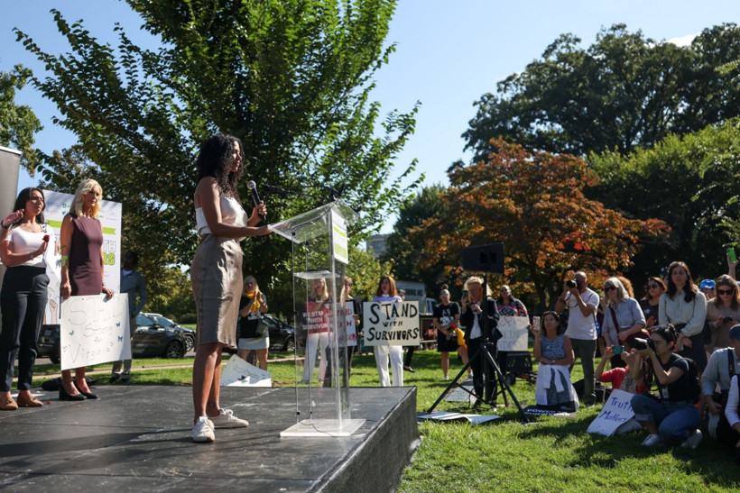 Epstein mağduru kadınların toplantısında 'savaş uçağı' şovu - Resim: 6