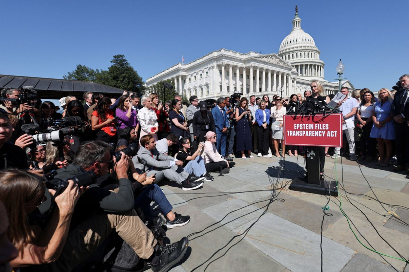 Epstein mağduru kadınların toplantısında 'savaş uçağı' şovu - Resim: 7