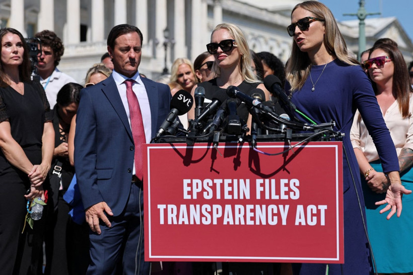 Epstein mağduru kadınların toplantısında 'savaş uçağı' şovu - Resim: 9