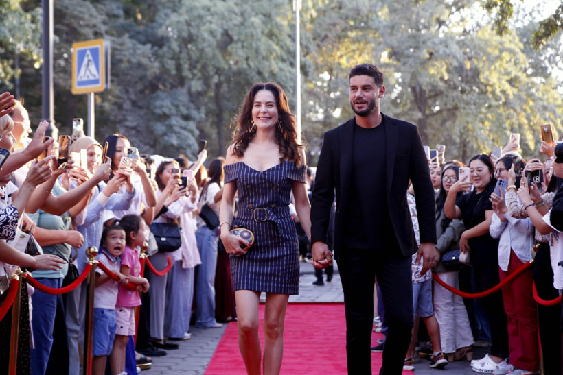 Türk oyuncular kırmızı halıda: 9. Türk Filmleri Haftası başladı - Resim : 1