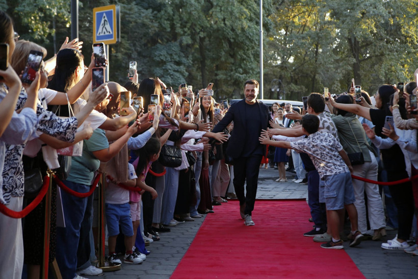 Türk oyuncular kırmızı halıda: 9. Türk Filmleri Haftası başladı - Resim : 2