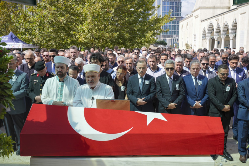 Bıçaklı saldırıda ölen Cumhuriyet Savcısı Kayhan son yolculuğuna uğurlandı - Resim : 1