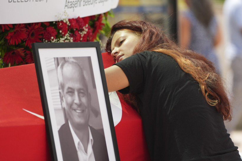 Bıçaklı saldırıda ölen Cumhuriyet Savcısı Kayhan son yolculuğuna uğurlandı - Resim : 2