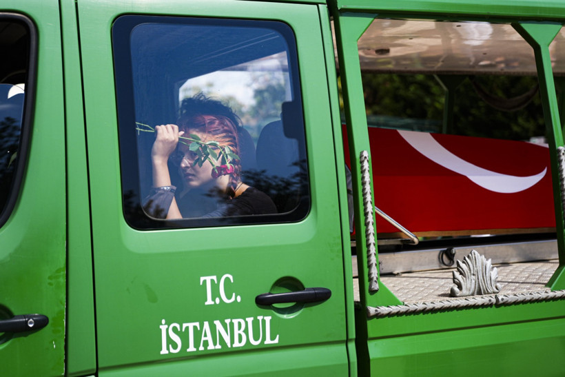 Bıçaklı saldırıda ölen Cumhuriyet Savcısı Kayhan son yolculuğuna uğurlandı - Resim : 4