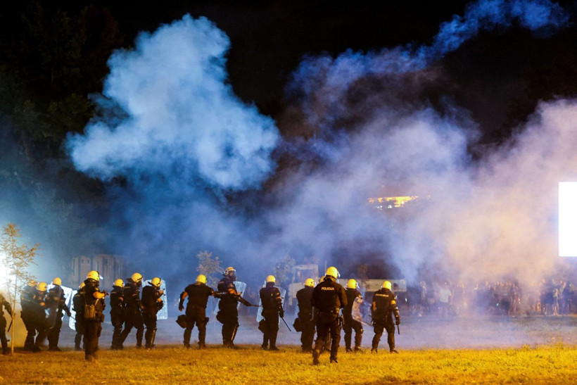 Sırbistan'da 'puslu' gece: Polisler öğrencileri biber gazına boğdu - Resim: 6
