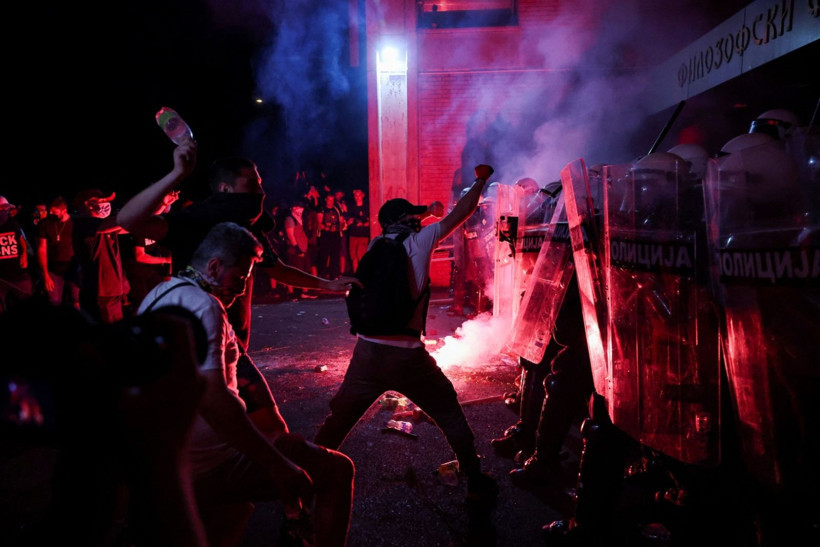 Sırbistan'da 'puslu' gece: Polisler öğrencileri biber gazına boğdu - Resim: 7