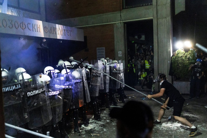 Sırbistan'da 'puslu' gece: Polisler öğrencileri biber gazına boğdu - Resim: 5